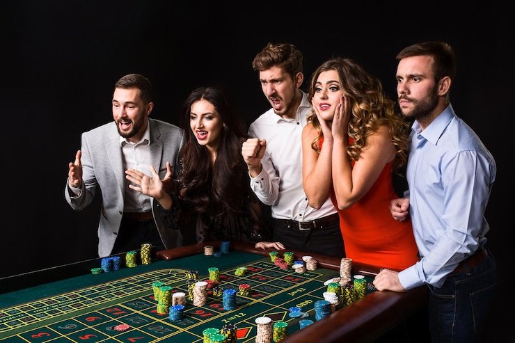 Tampilan meja permainan kartu live dealer toto12 slot dengan dealer asli, kartu, dan antarmuka pemain
